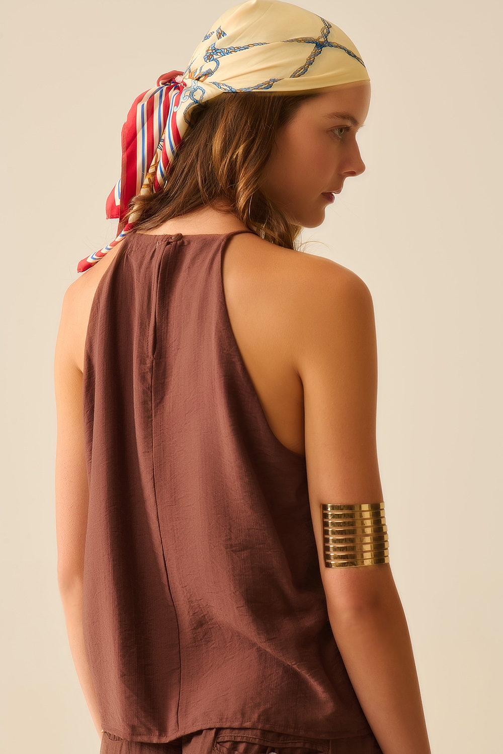 Camiseta básica de verano con cuello halter en marrón chocolate Camiseta básica de verano con cuello halter en marrón chocolate