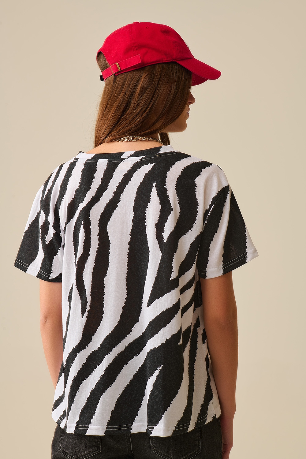 Camiseta con cuello de pico y estampado de cebra negro