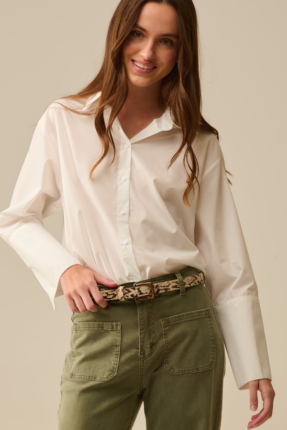 camisa blanca de popelina con pu&ntilde;os extra anchos