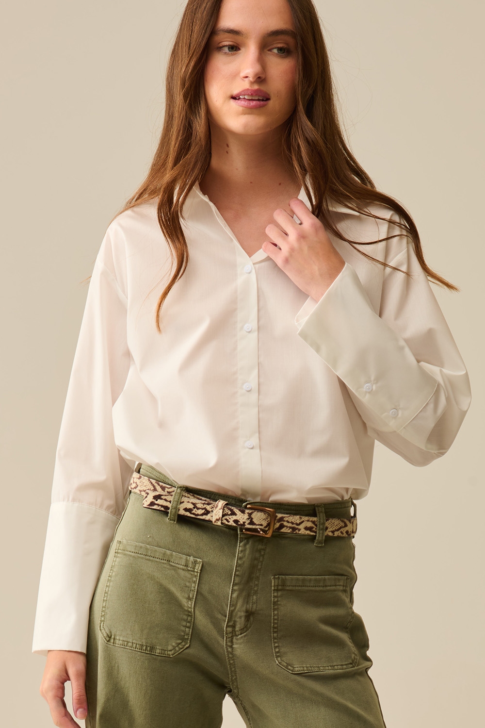 camisa blanca de popelina con pu&ntilde;os extra anchos