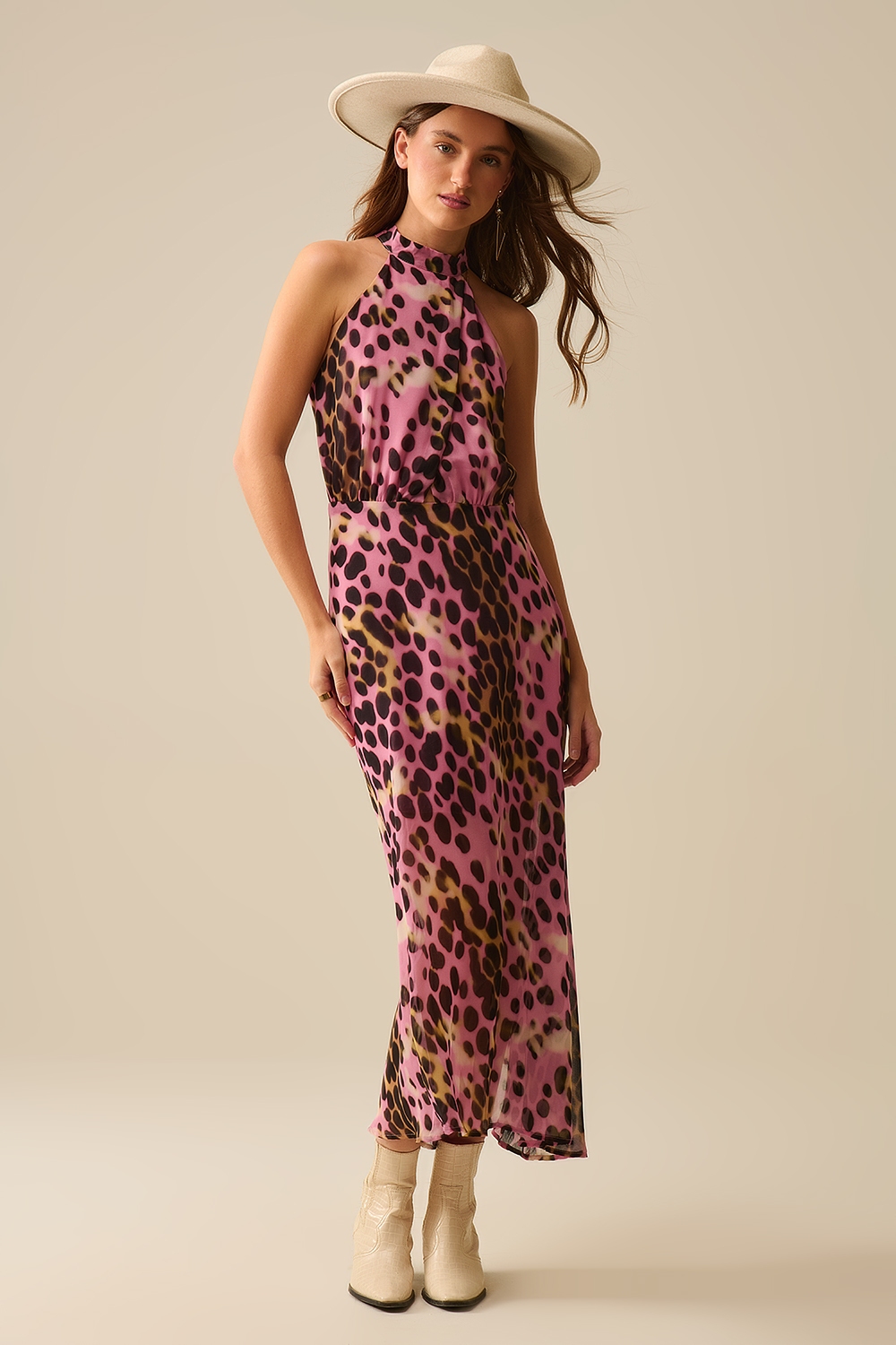 Vestido midi cruzado con cuello halter en estampado animal rosa y negro Vestido midi cruzado con cuello halter en estampado animal rosa y negro