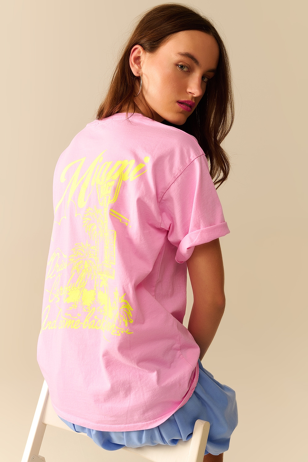 Camiseta rosa con logotipo de Miami estampado en amarillo Camiseta rosa con logotipo de Miami estampado en amarillo