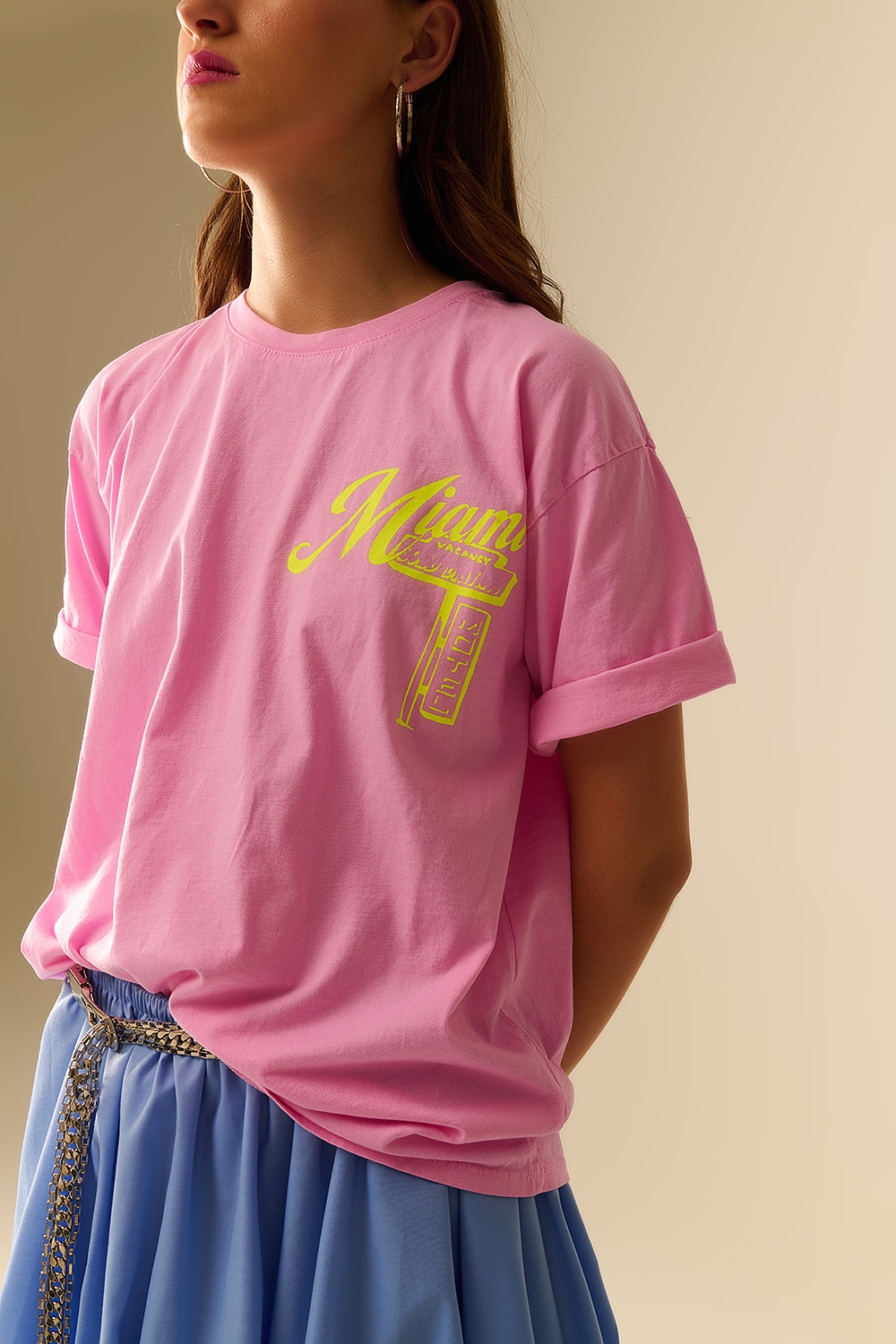 Camiseta rosa con logotipo de Miami estampado en amarillo Camiseta rosa con logotipo de Miami estampado en amarillo