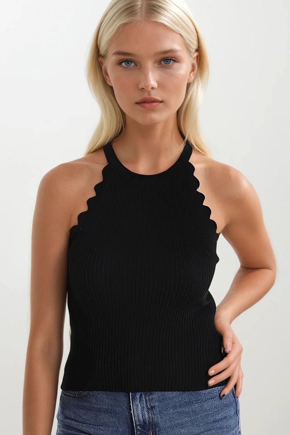 Camiseta de tirantes negra con detalle de canalé en las axilas Camiseta de tirantes negra con detalle de canalé en las axilas