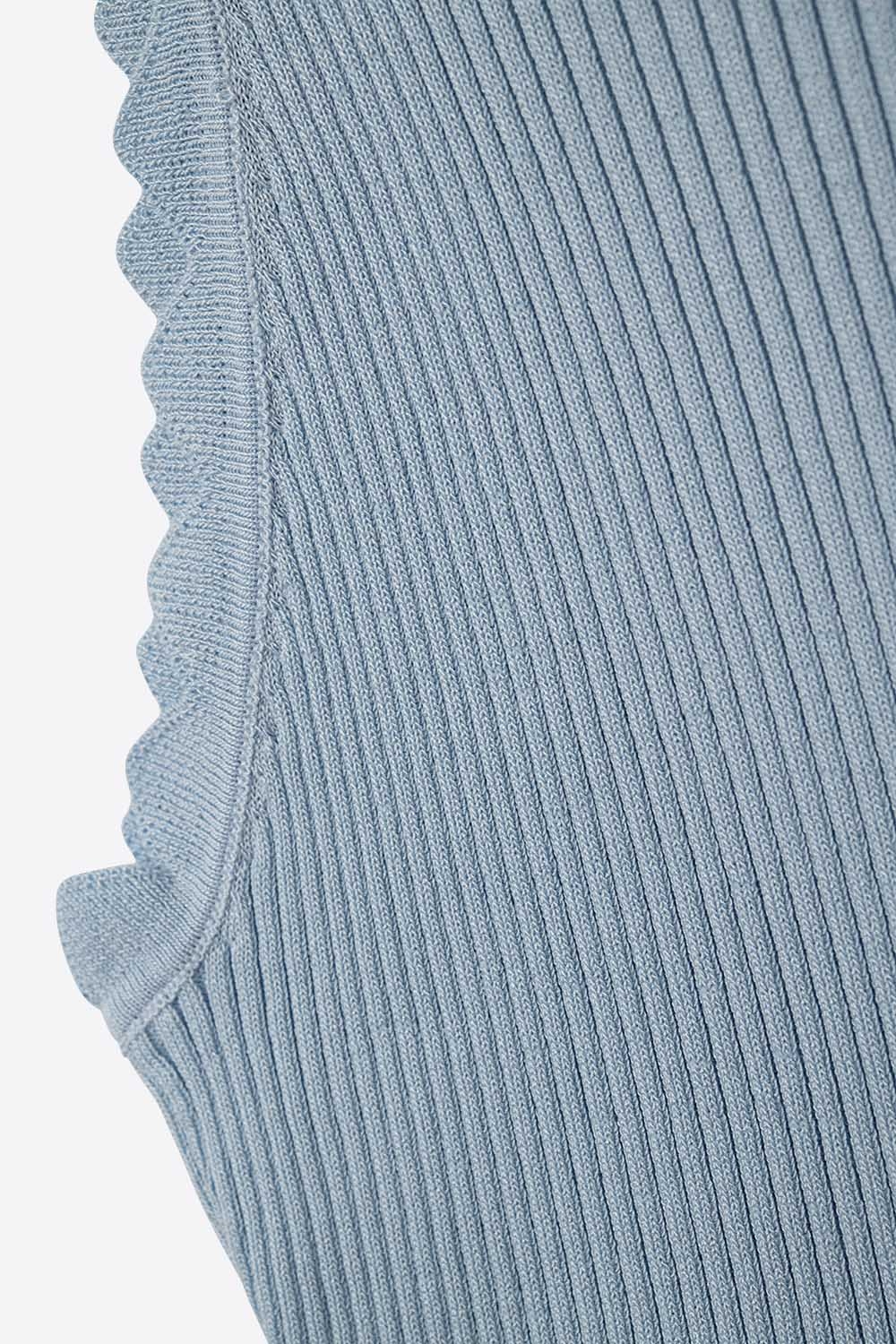 Camiseta de tirantes azul bebé con detalle de canalé en las axilas Camiseta de tirantes azul bebé con detalle de canalé en las axilas