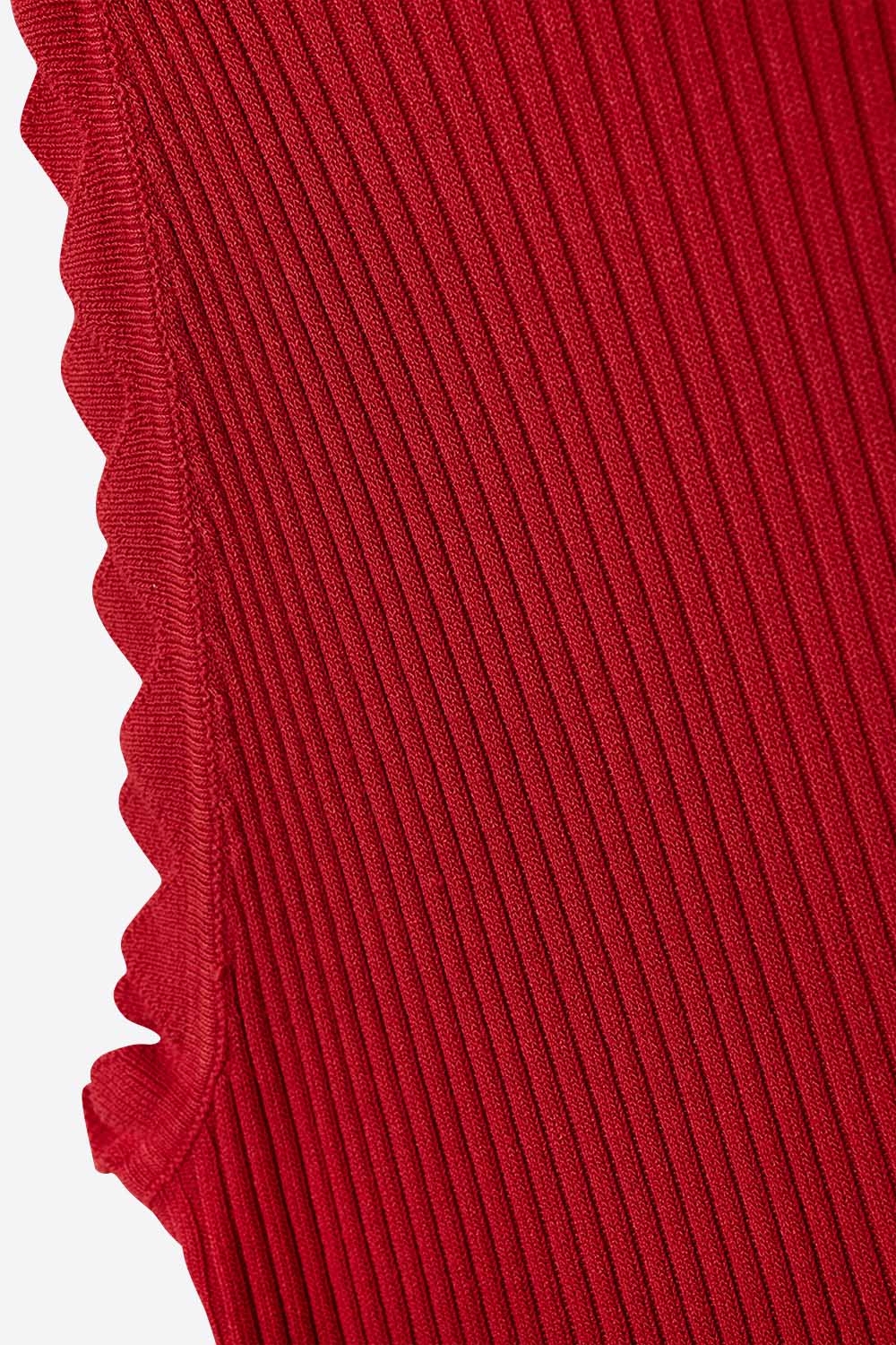 Camiseta sin mangas roja con detalle de canalé en las axilas Camiseta sin mangas roja con detalle de canalé en las axilas