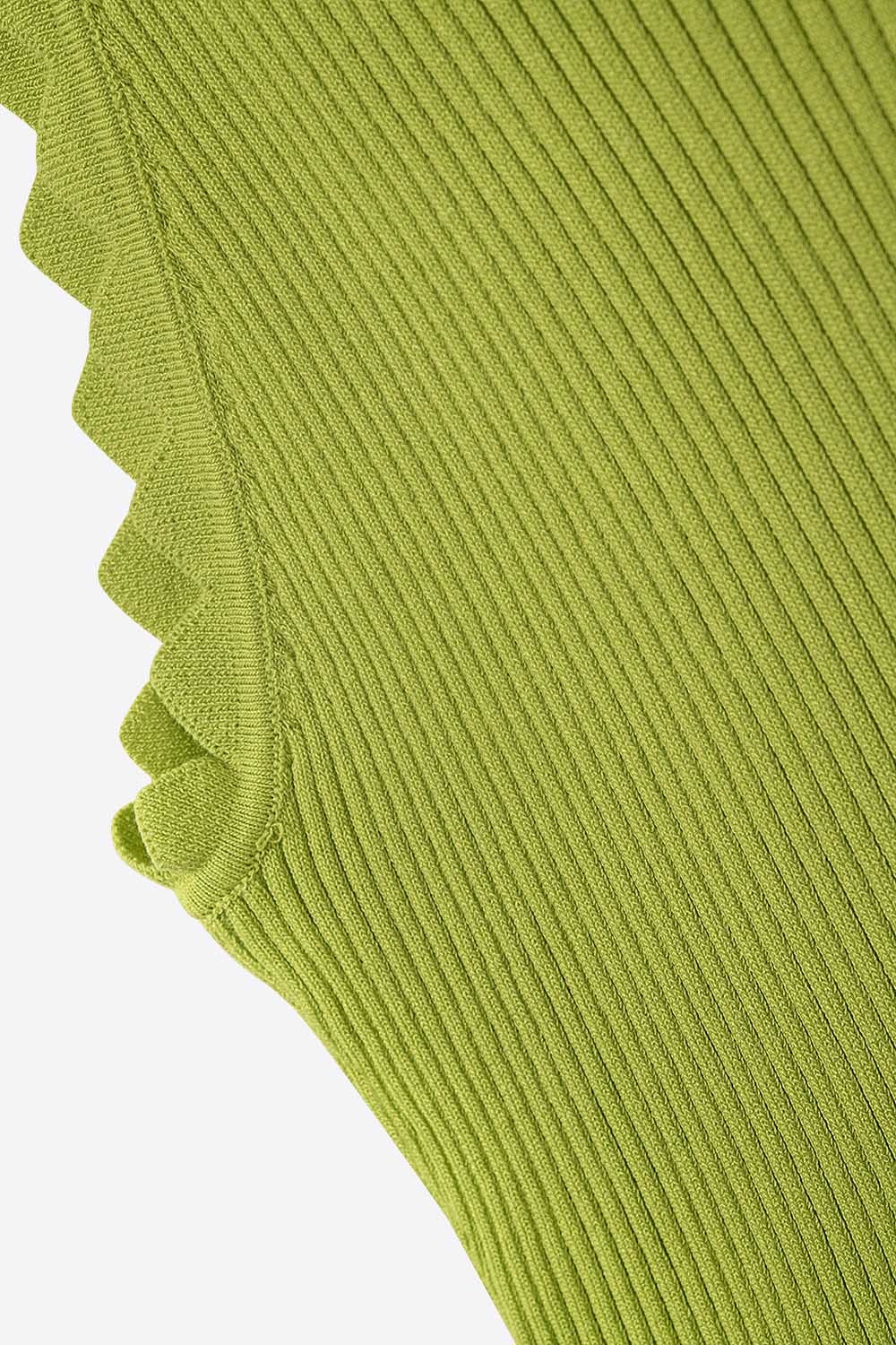 Camiseta sin mangas verde musgo claro con detalle de canalé en las axilas Camiseta sin mangas verde musgo claro con detalle de canalé en las axilas