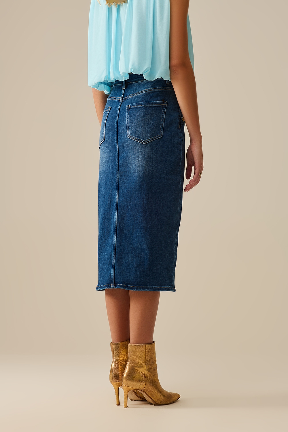 Falda midi vaquera el&aacute;stica con botones dorados