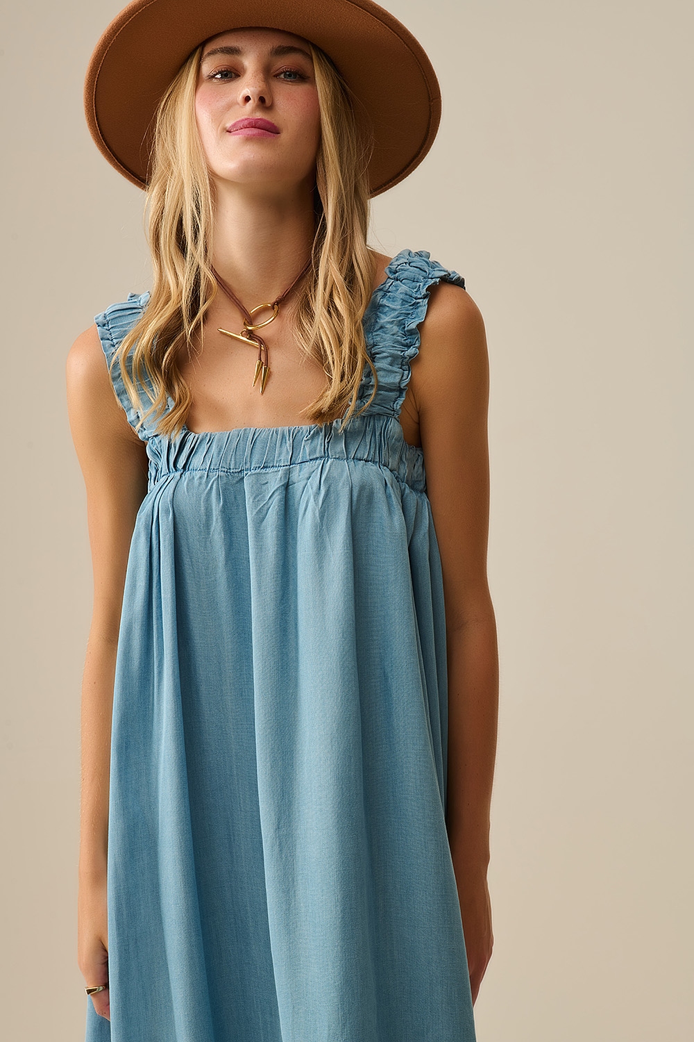 Maxivestido azul claro con tirantes de volantes en tejido de tencel Maxivestido azul claro con tirantes de volantes en tejido de tencel