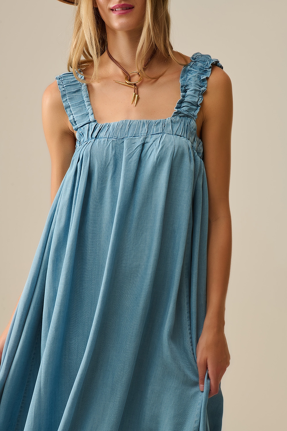 Maxivestido azul claro con tirantes de volantes en tejido de tencel Maxivestido azul claro con tirantes de volantes en tejido de tencel