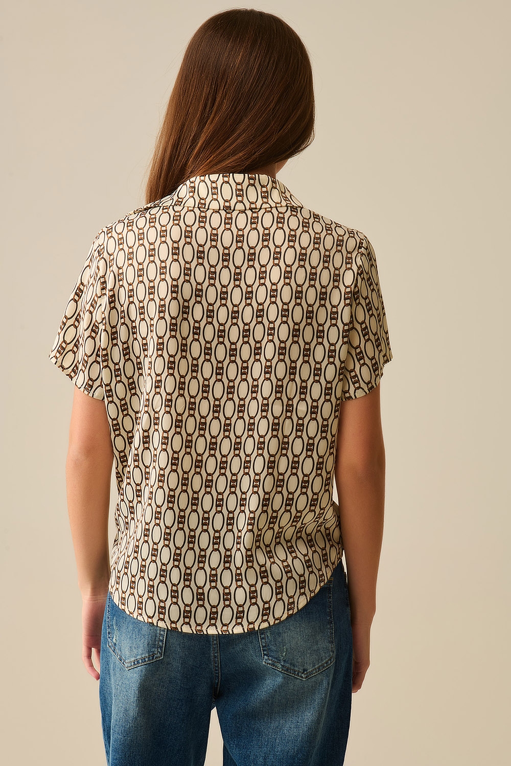 Polo beige de manga corta con estampado de cadenas