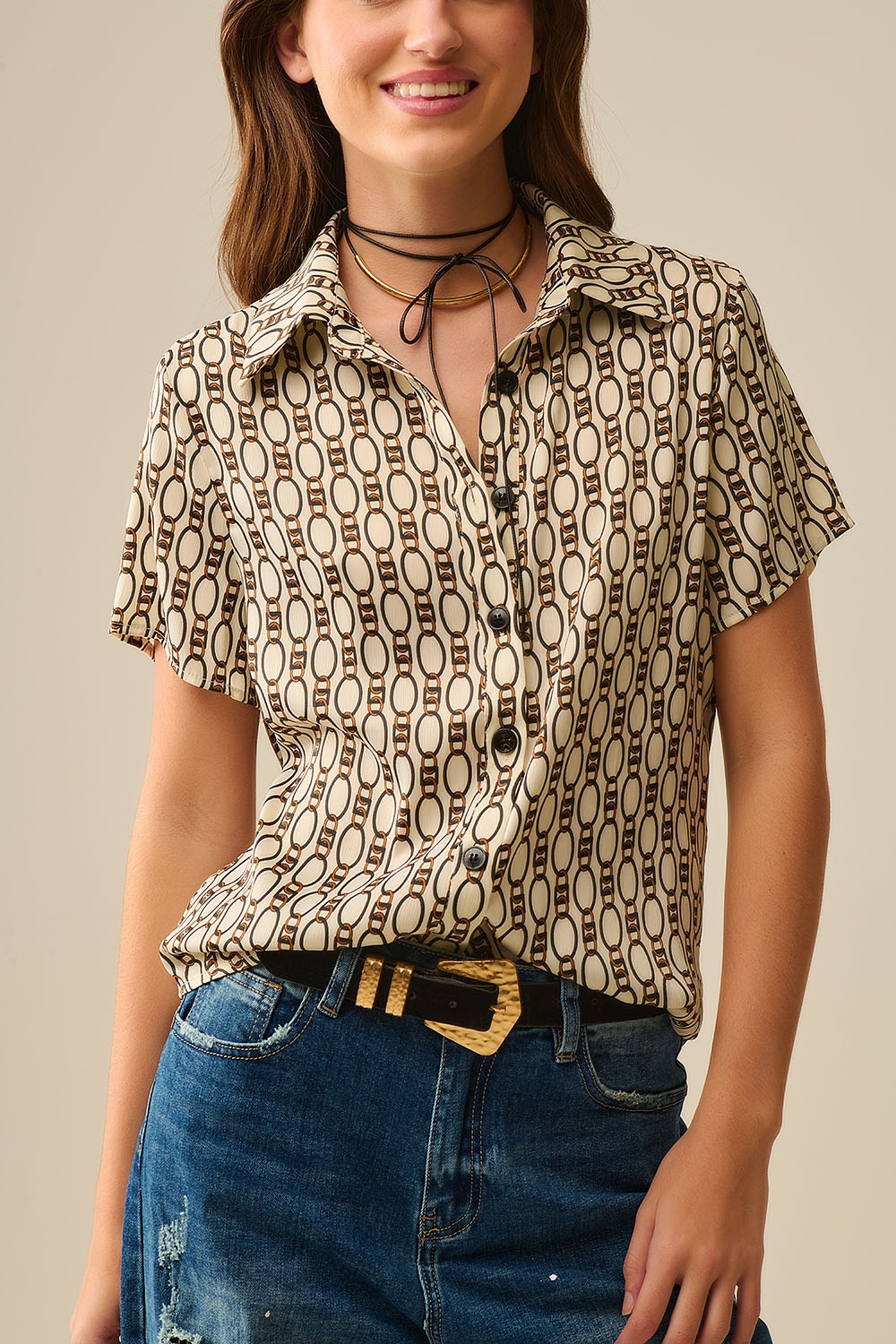 Polo beige de manga corta con estampado de cadenas
