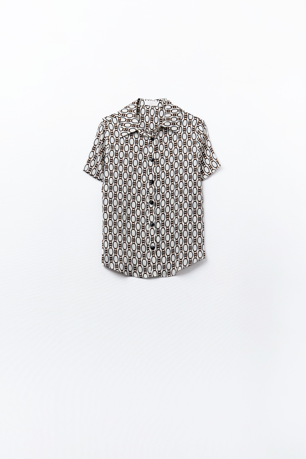 Polo beige de manga corta con estampado de cadenas