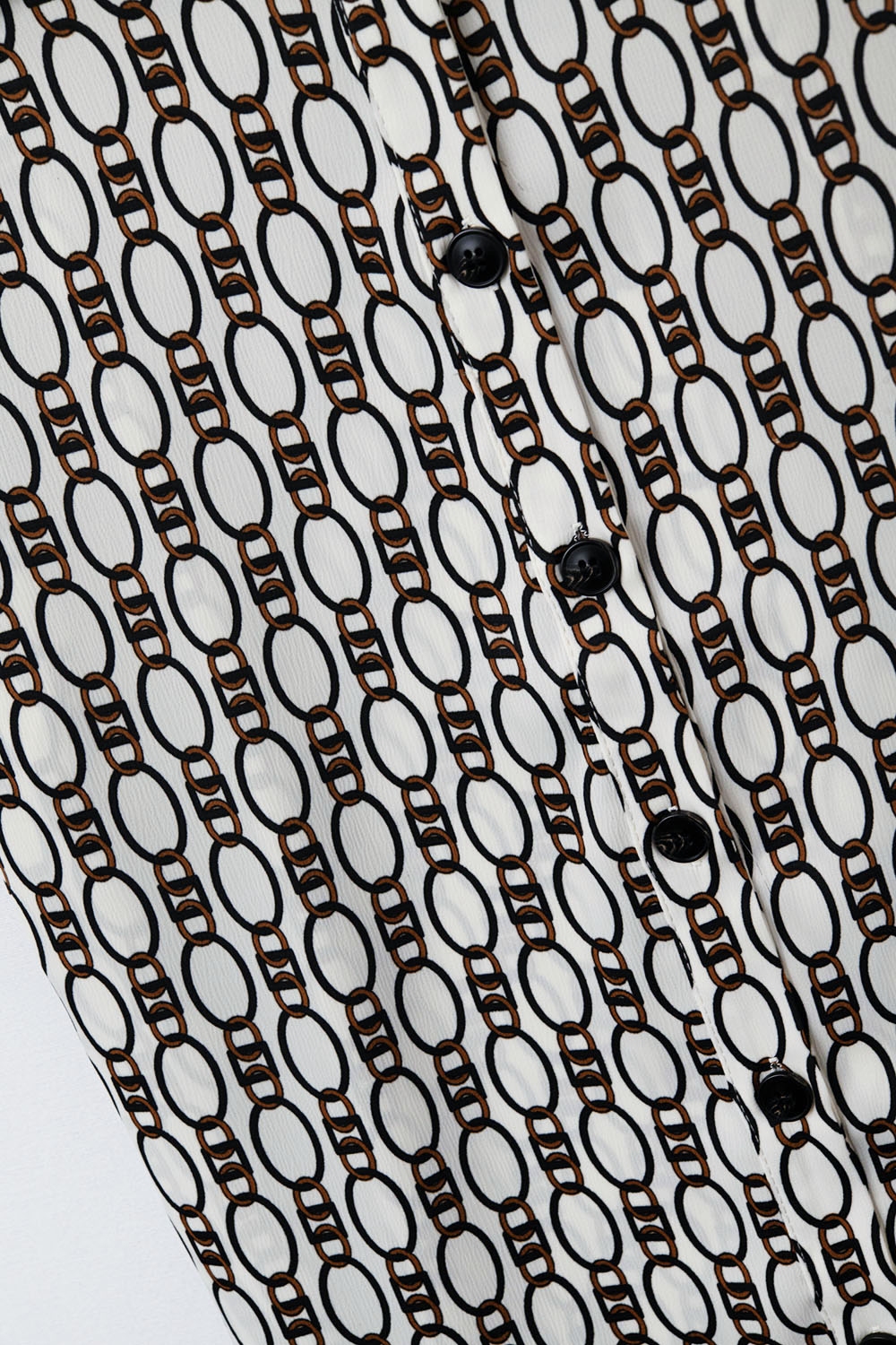 Polo beige de manga corta con estampado de cadenas