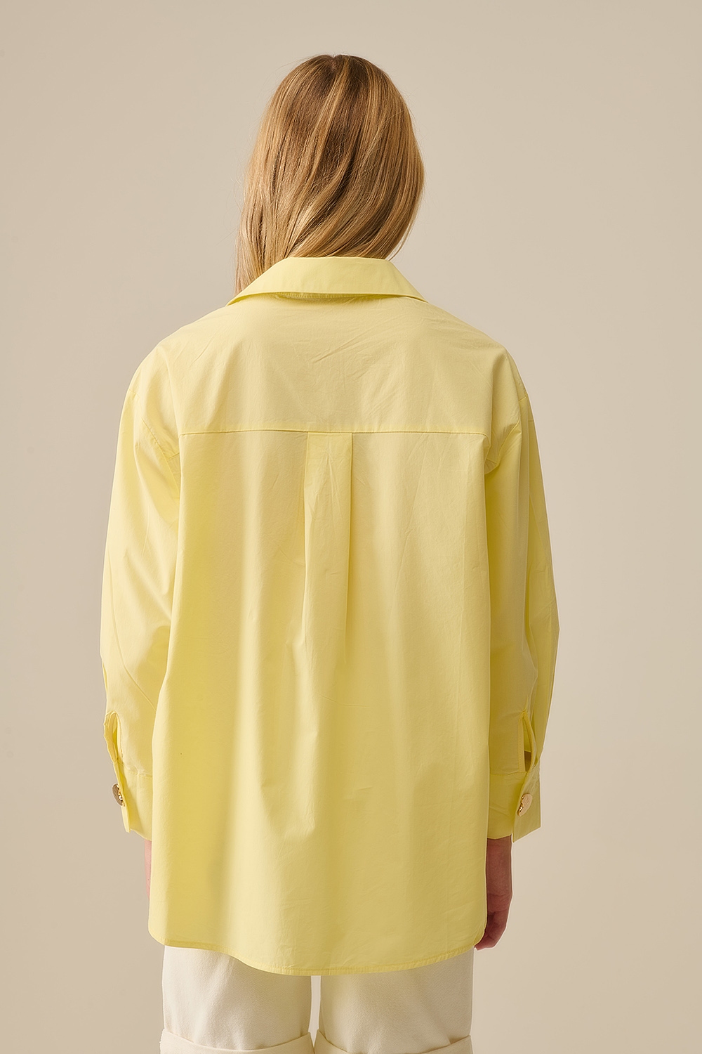 Camisa relajada de popelina con botones dorados en forma de coraz&oacute;n en amarillo