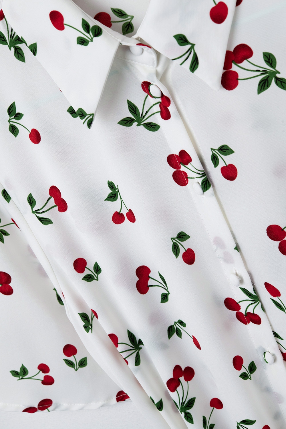 Vestido camisero corto con estampado de cerezas Vestido camisero corto con estampado de cerezas