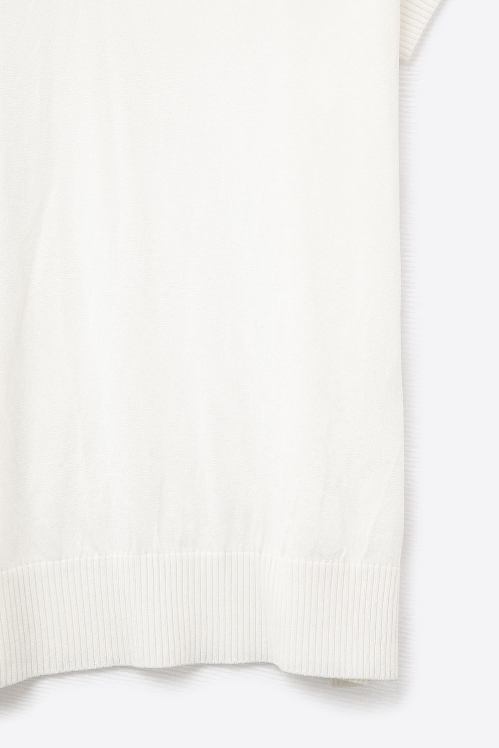 Polo de punto fino de manga corta en blanco
