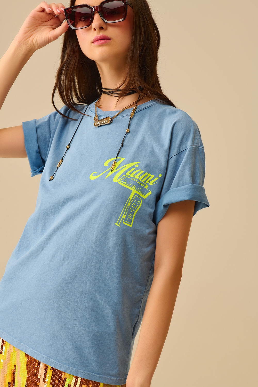 Camiseta azul con el logotipo de Miami estampado en amarillo Camiseta azul con el logotipo de Miami estampado en amarillo