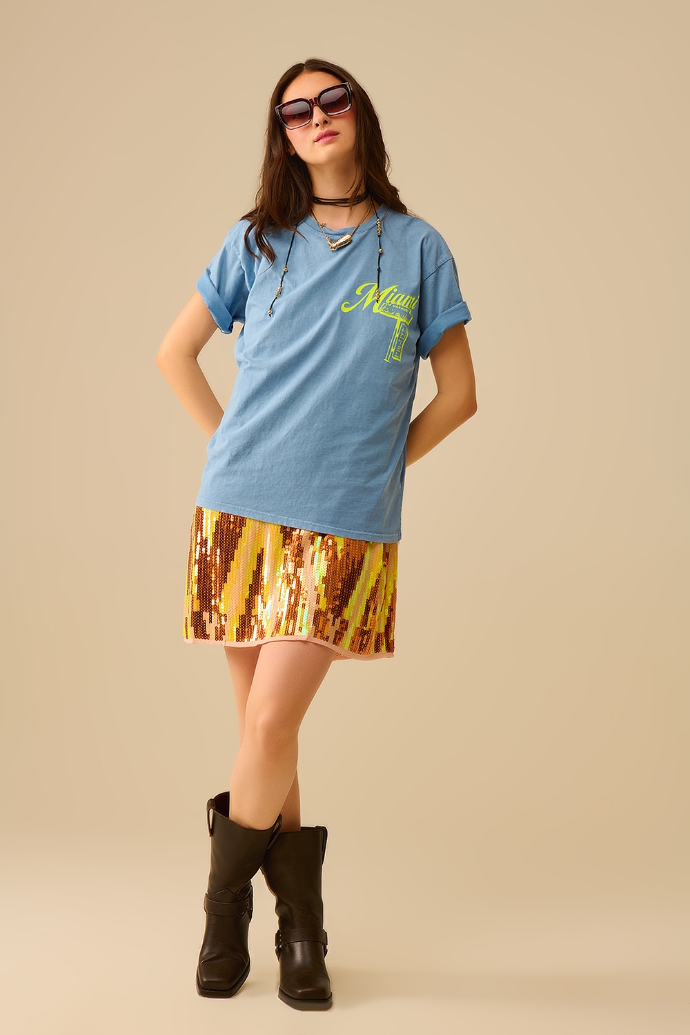 Camiseta azul con el logotipo de Miami estampado en amarillo Camiseta azul con el logotipo de Miami estampado en amarillo
