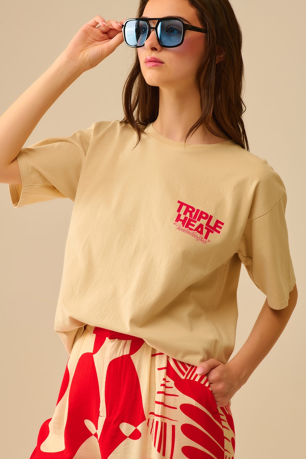 Camiseta de manga corta TRIPLE HEAT beige de corte relajado Camiseta de manga corta TRIPLE HEAT beige de corte relajado