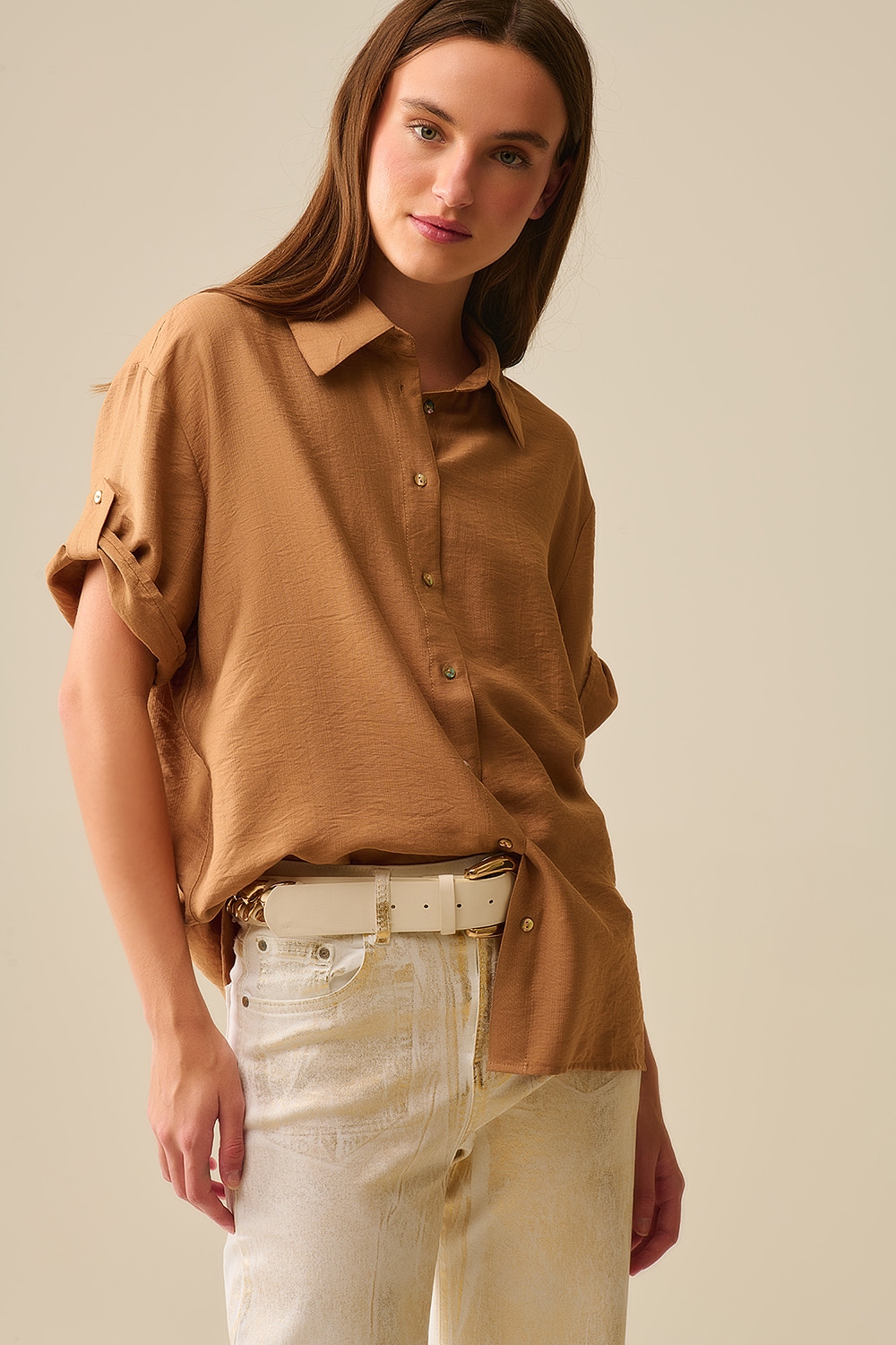 Camisa relajada camel de manga corta con botones dorados Camisa relajada camel de manga corta con botones dorados