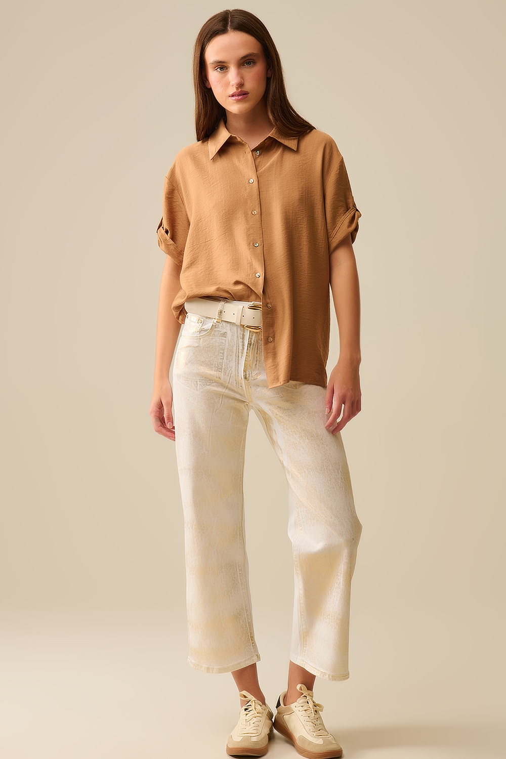 Camisa relajada camel de manga corta con botones dorados Camisa relajada camel de manga corta con botones dorados