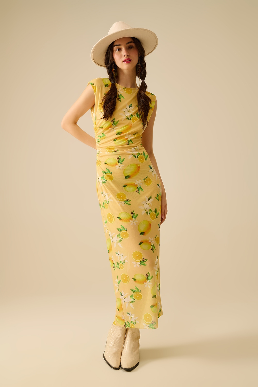 Vestido de tul con pliegues laterales en estampado amarillo lim&oacute;n