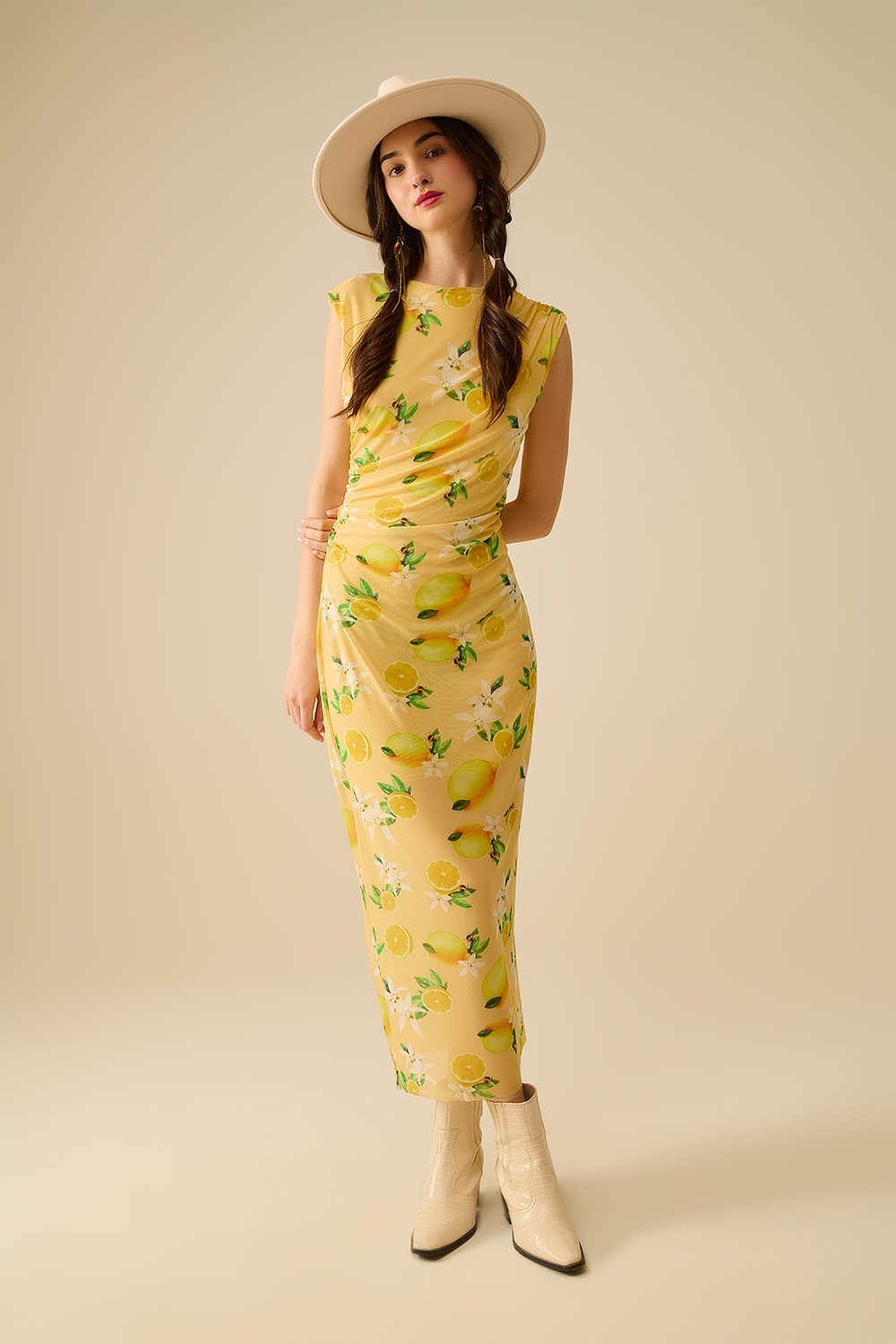 Vestido de tul con pliegues laterales en estampado amarillo lim&oacute;n