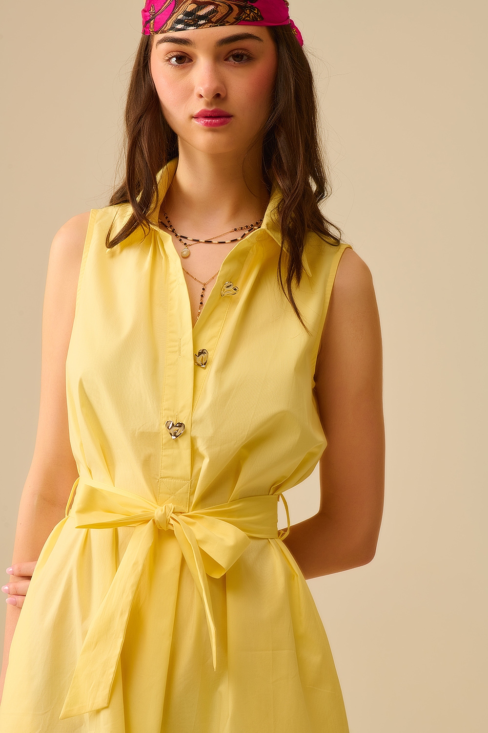Vestido midi de popel&iacute;n amarillo con botones plateados en forma de coraz&oacute;n