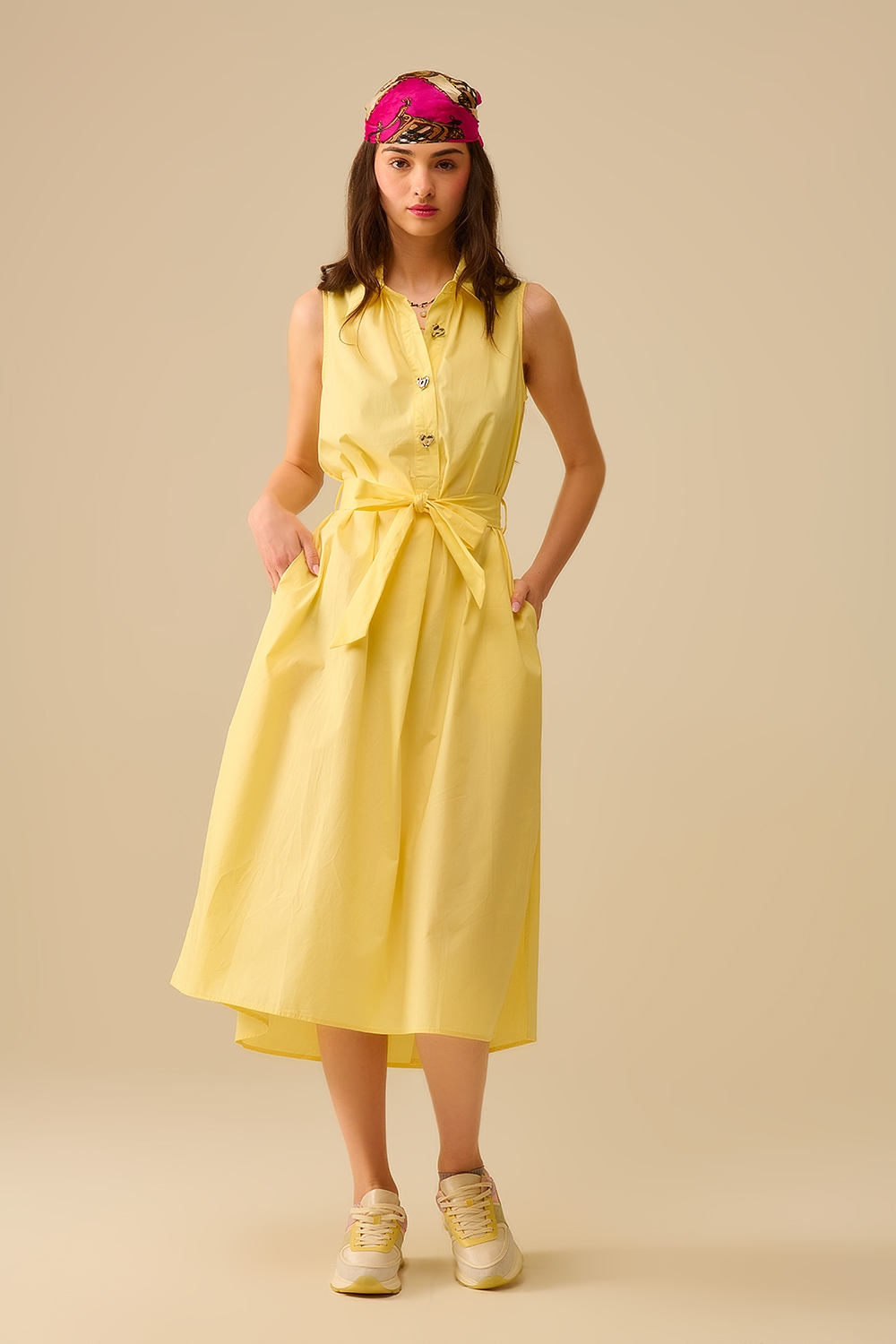 Vestido midi de popel&iacute;n amarillo con botones plateados en forma de coraz&oacute;n