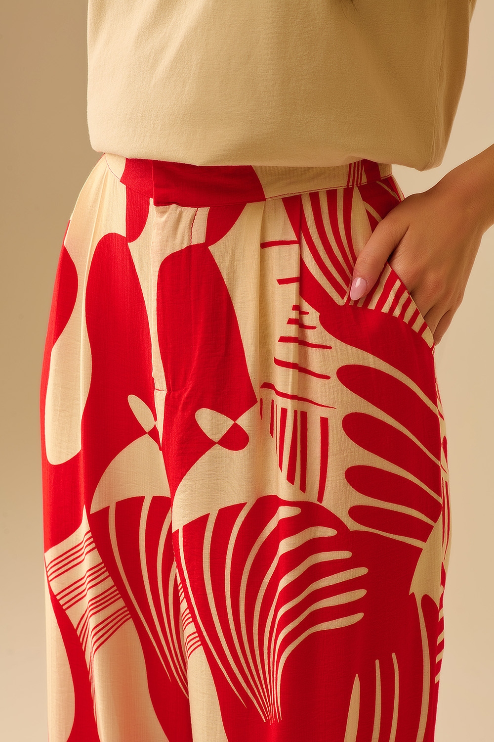 Pantalón rojo de pata ancha con estampado abstracto Pantalón rojo de pata ancha con estampado abstracto