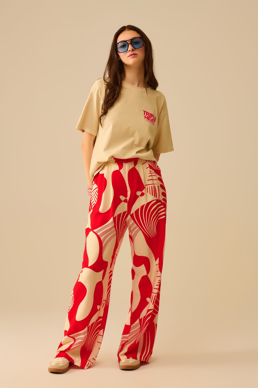 Pantalón rojo de pata ancha con estampado abstracto Pantalón rojo de pata ancha con estampado abstracto