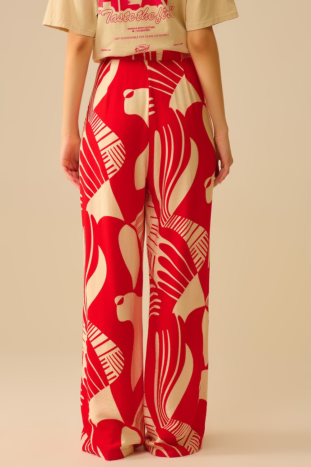 Pantalón rojo de pata ancha con estampado abstracto Pantalón rojo de pata ancha con estampado abstracto