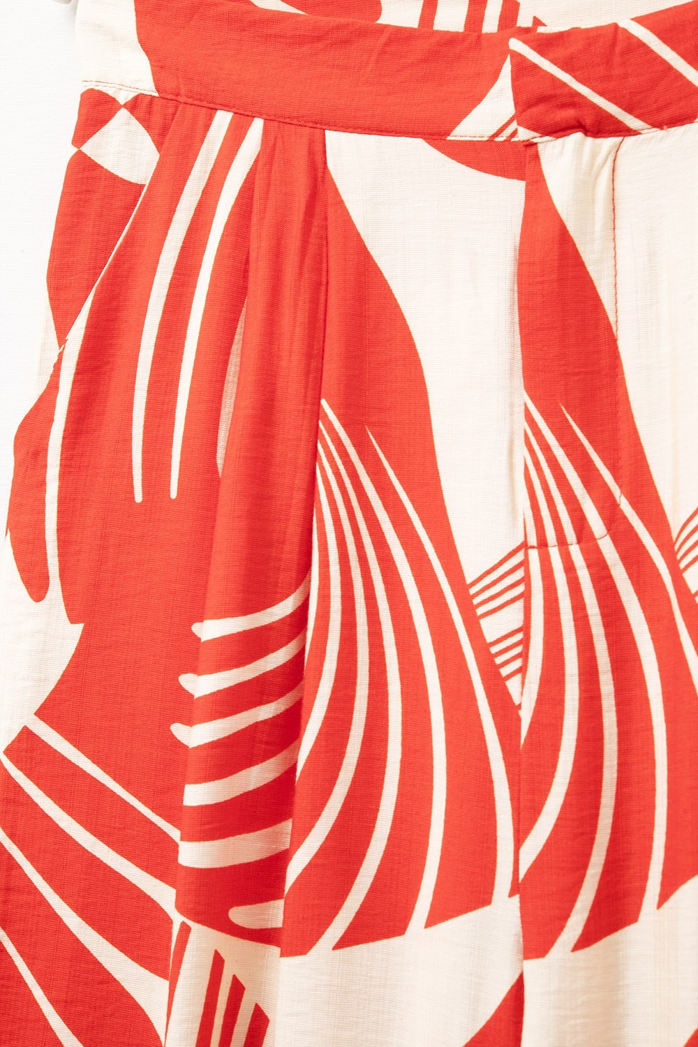 Pantalón rojo de pata ancha con estampado abstracto Pantalón rojo de pata ancha con estampado abstracto