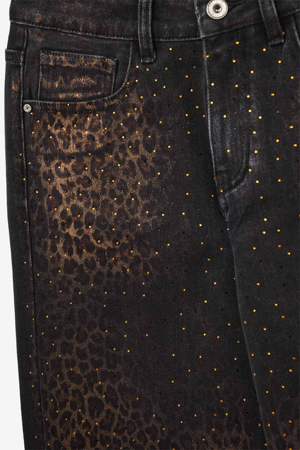 Vaqueros rectos negros con estampado de leopardo y detalle de strass Vaqueros rectos negros con estampado de leopardo y detalle de strass