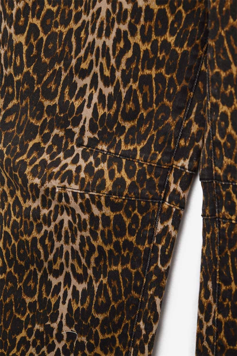 Vaqueros Barrel con estampado de leopardo Vaqueros Barrel con estampado de leopardo