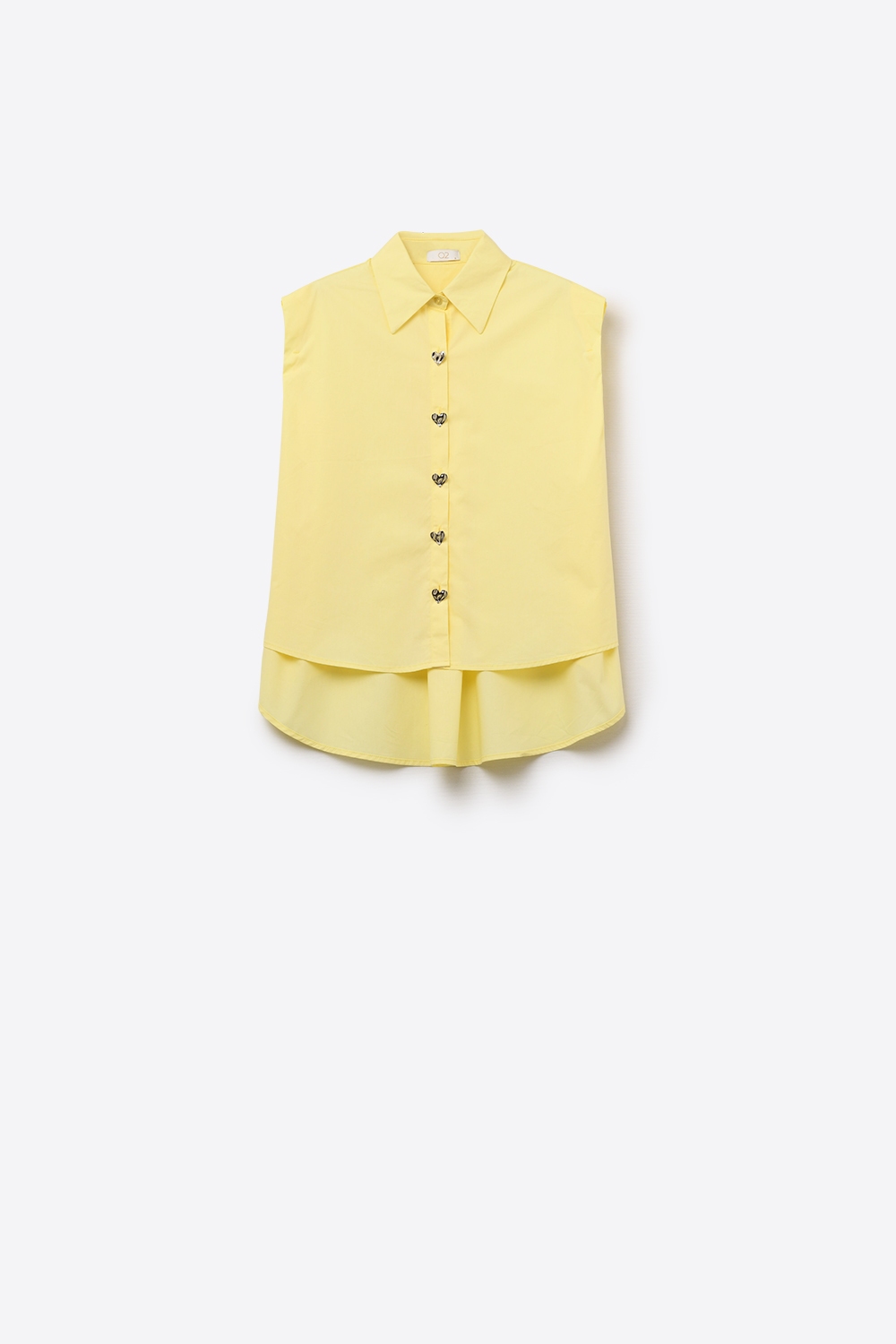 Blusa amarilla sin mangas con botones en forma de coraz&oacute;n