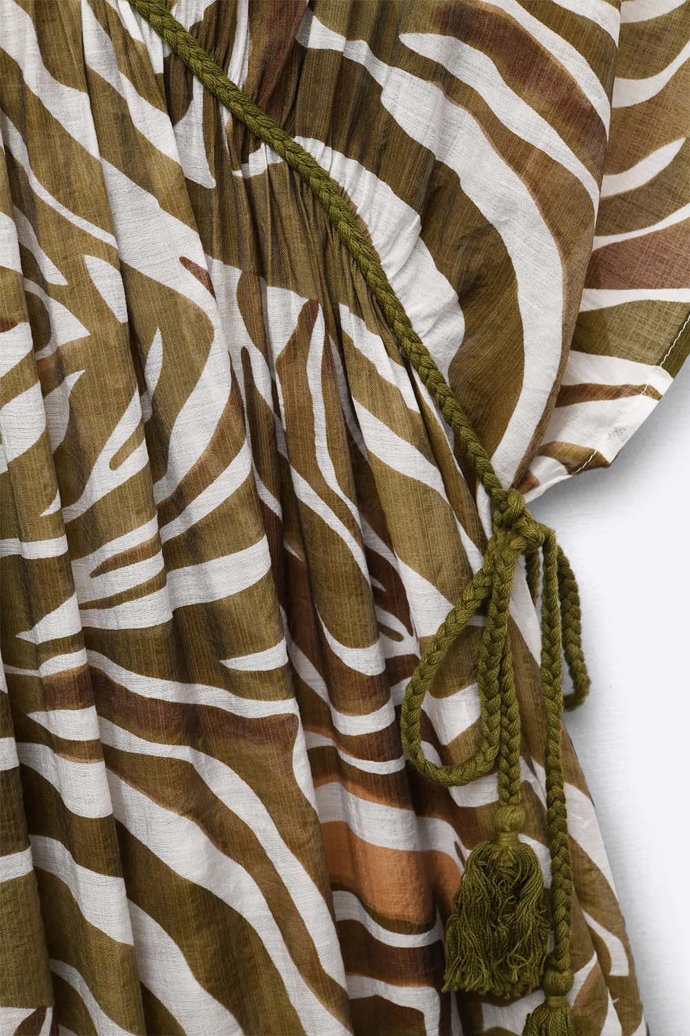 maxivestido caqui de gasa fluida con estampado de cebra y cordón en la cintura maxivestido caqui de gasa fluida con estampado de cebra y cordón en la cintura