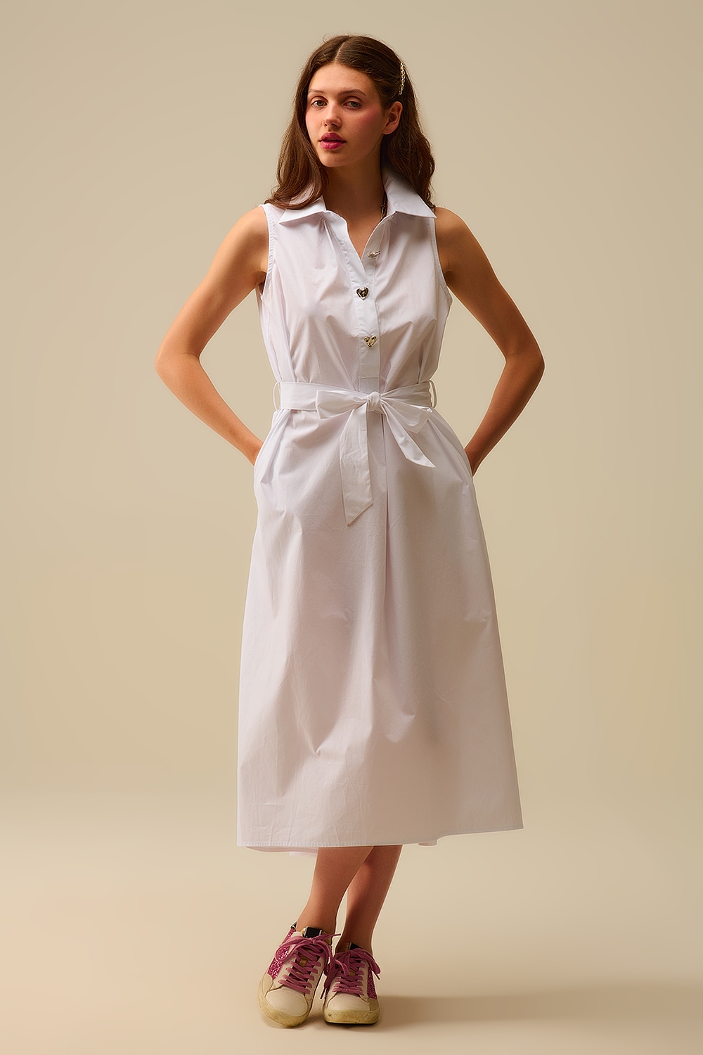 Vestido midi de popelina blanca con botones plateados en forma de coraz&oacute;n