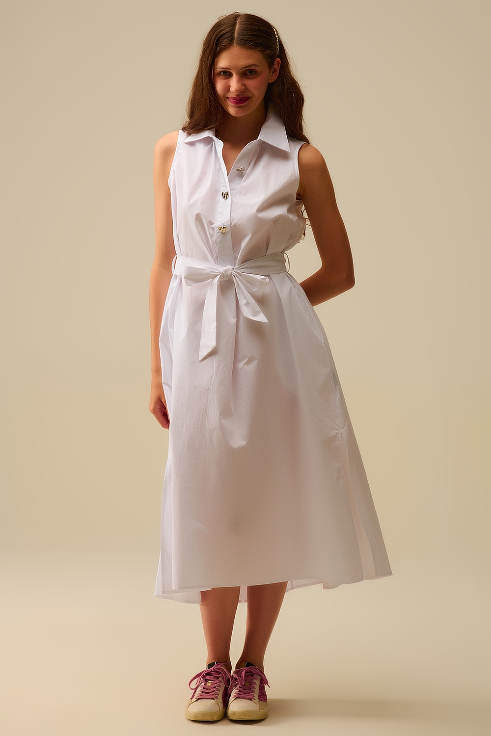 Vestido midi de popelina blanca con botones plateados en forma de coraz&oacute;n