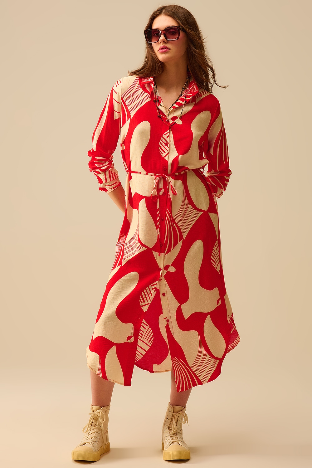 vestido abotonado con estampado abstracto en rojo