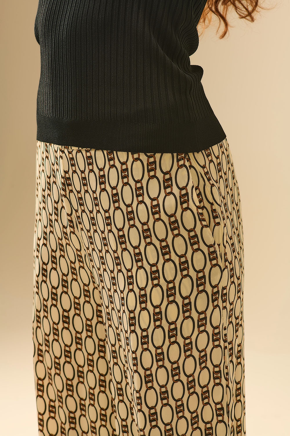 Pantalón estampado de pata ancha con motivo de cadenas Pantalón estampado de pata ancha con motivo de cadenas