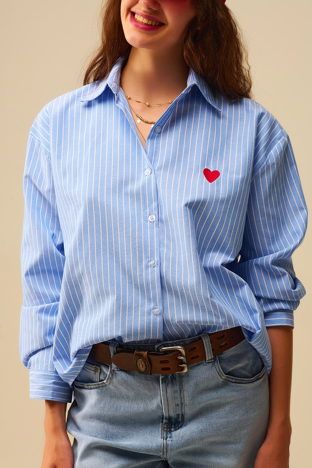 Camisa de rayas azules con bordado de corazón rojo Camisa de rayas azules con bordado de corazón rojo