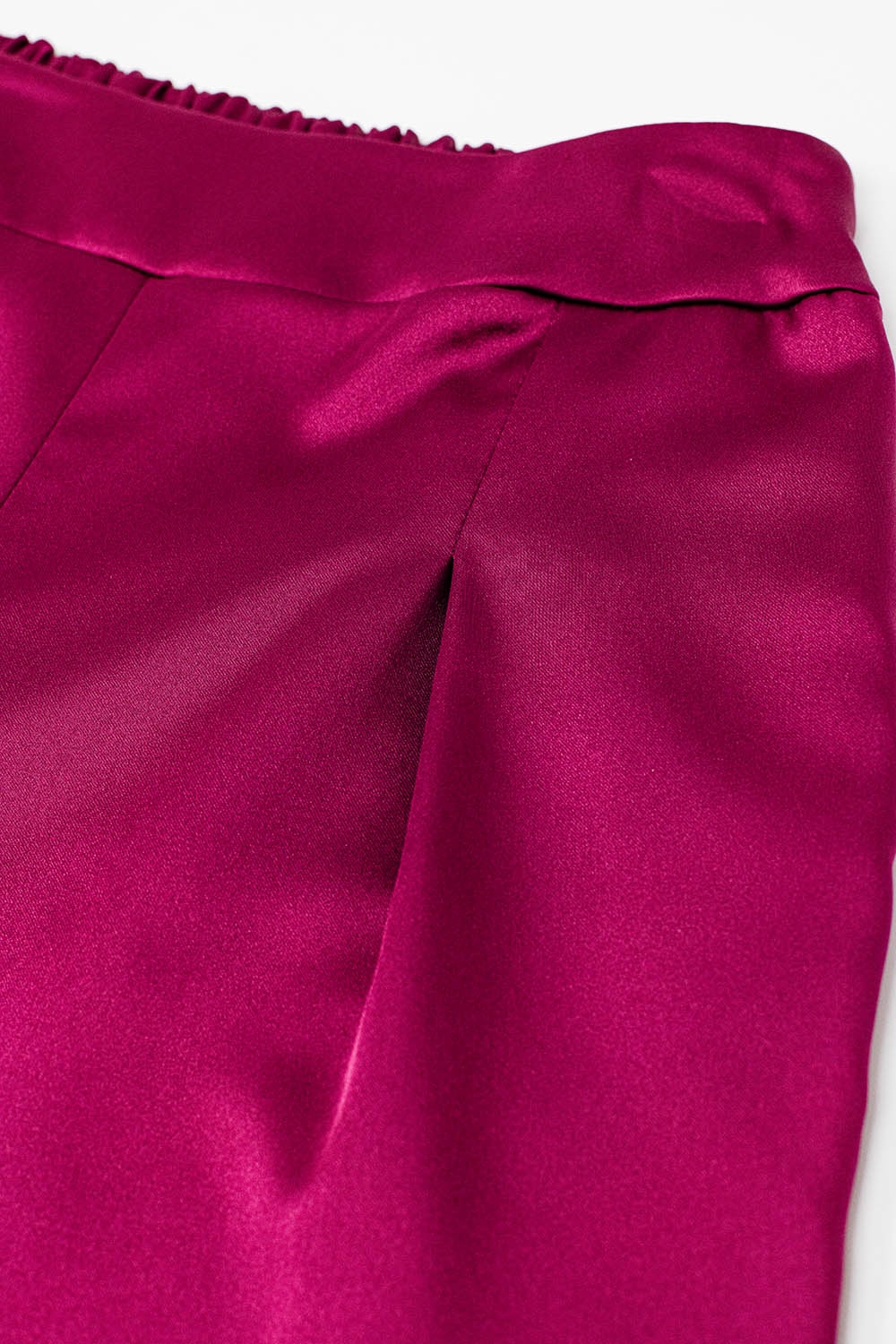 Pantal&oacute;n pitillo satinado de cintura alta en color frambuesa