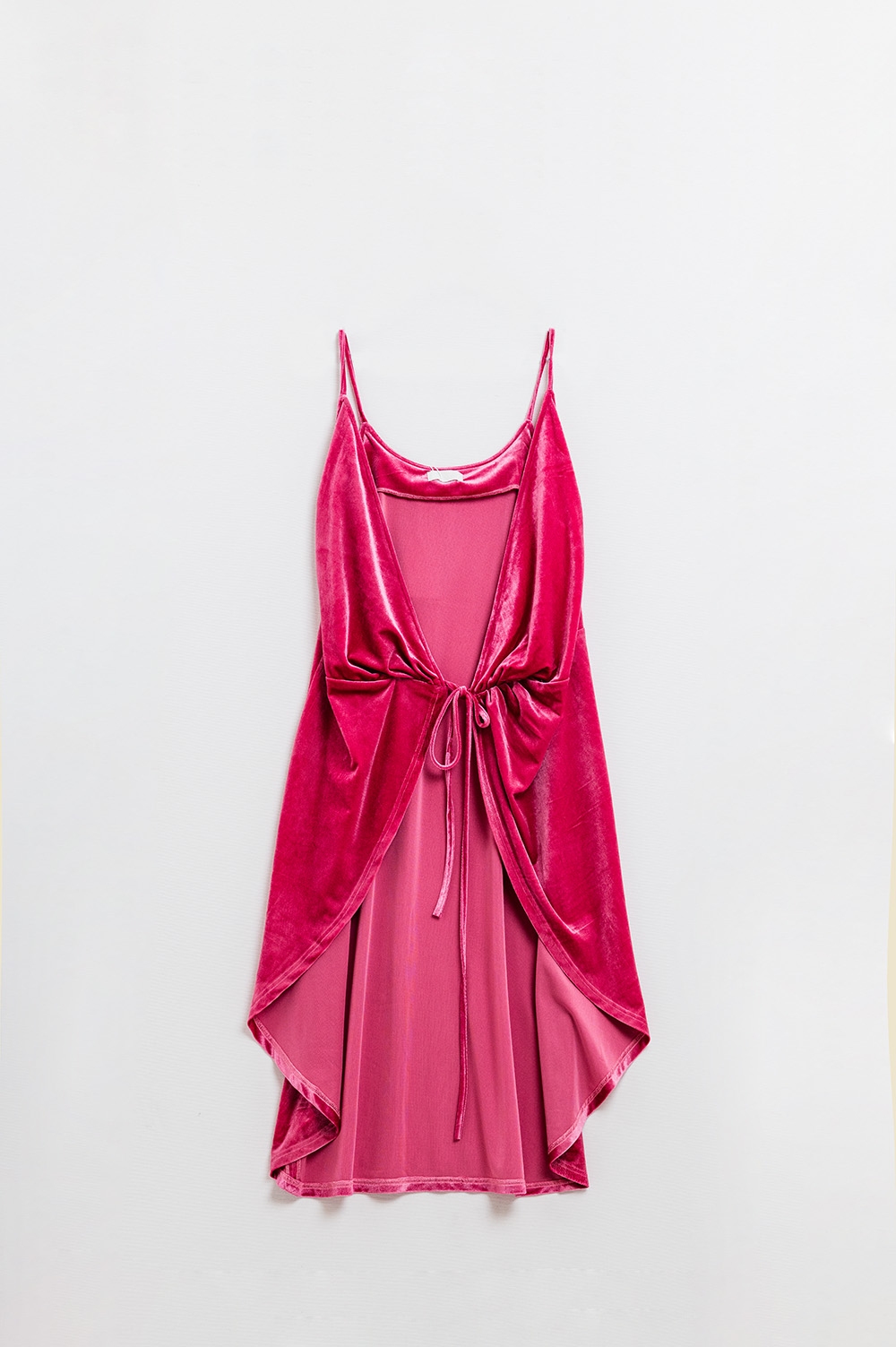 Vestido a capas de terciopelo fucsia con detalle de lazo