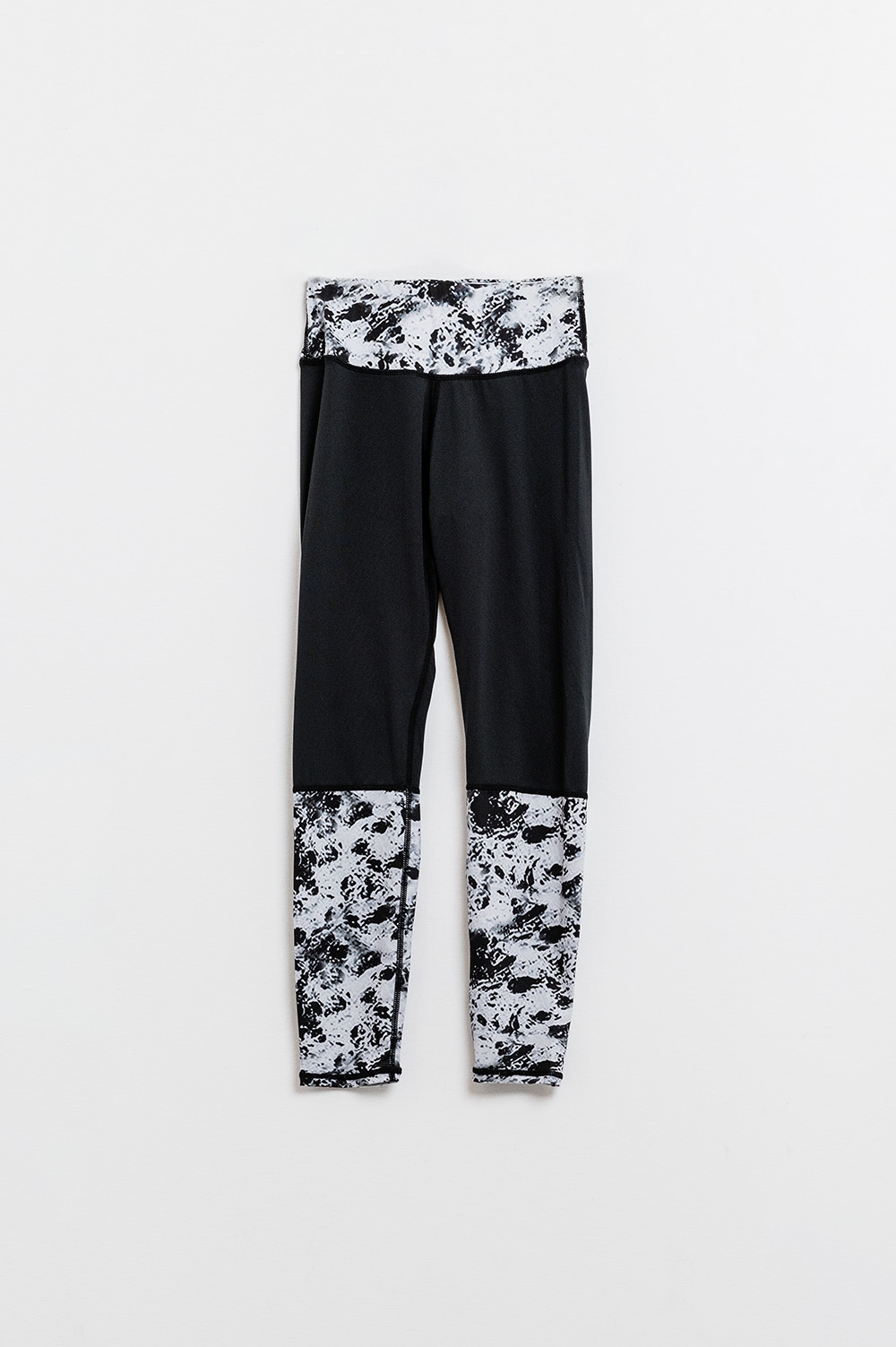 Leggings negros con cintura y dobladillos con estampado de m&aacute;rmol