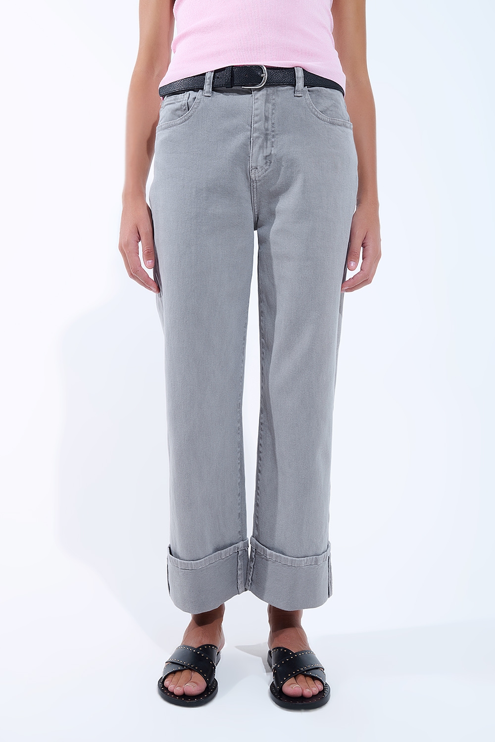 Pantalón recto con bajo recortado en gris Pantalón recto con bajo recortado en gris