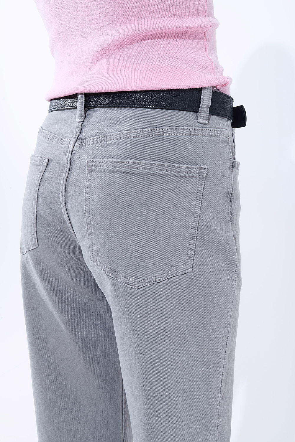 Pantalón recto con bajo recortado en gris Pantalón recto con bajo recortado en gris