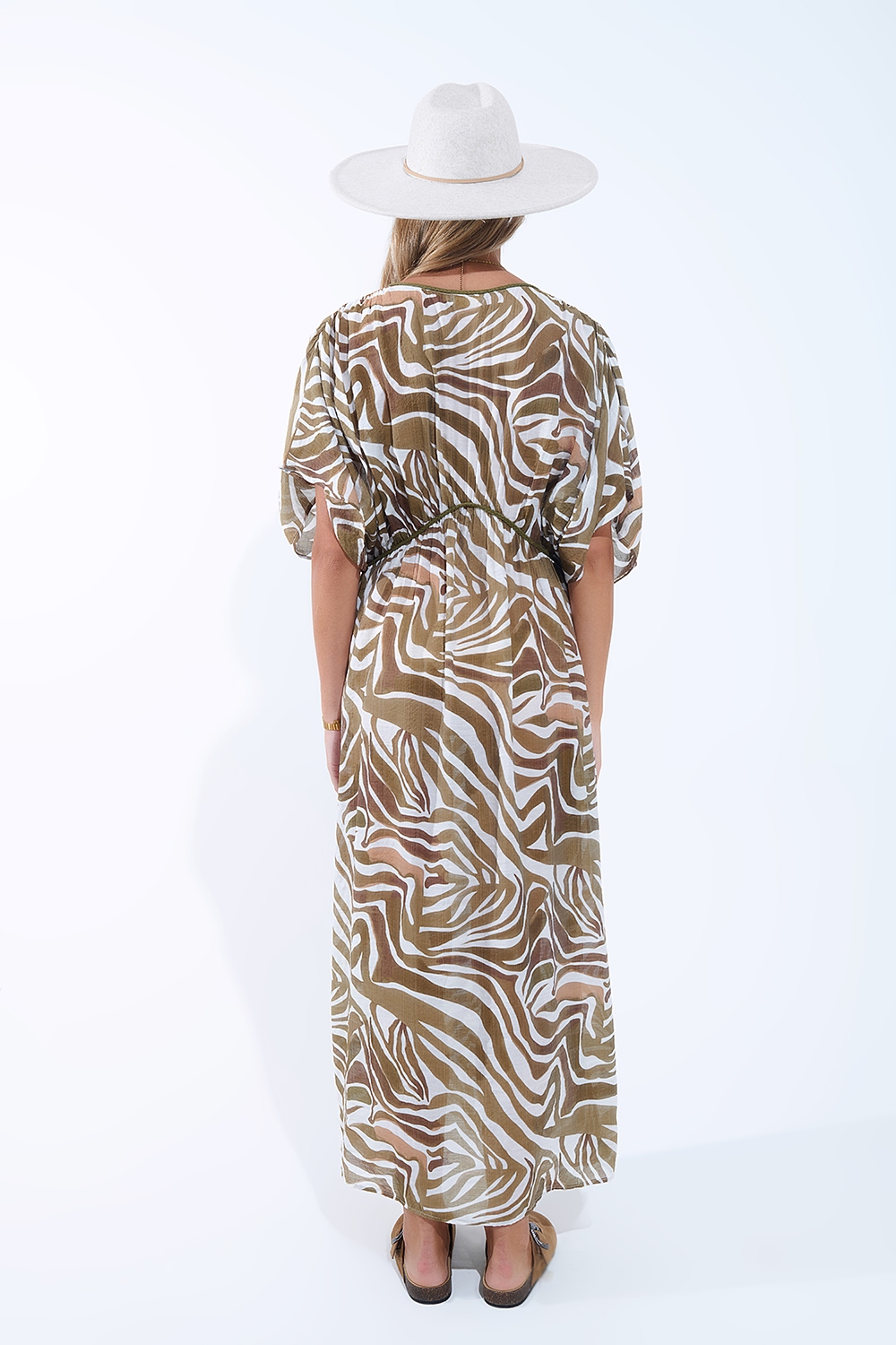 maxivestido caqui de gasa fluida con estampado de cebra y cordón en la cintura maxivestido caqui de gasa fluida con estampado de cebra y cordón en la cintura