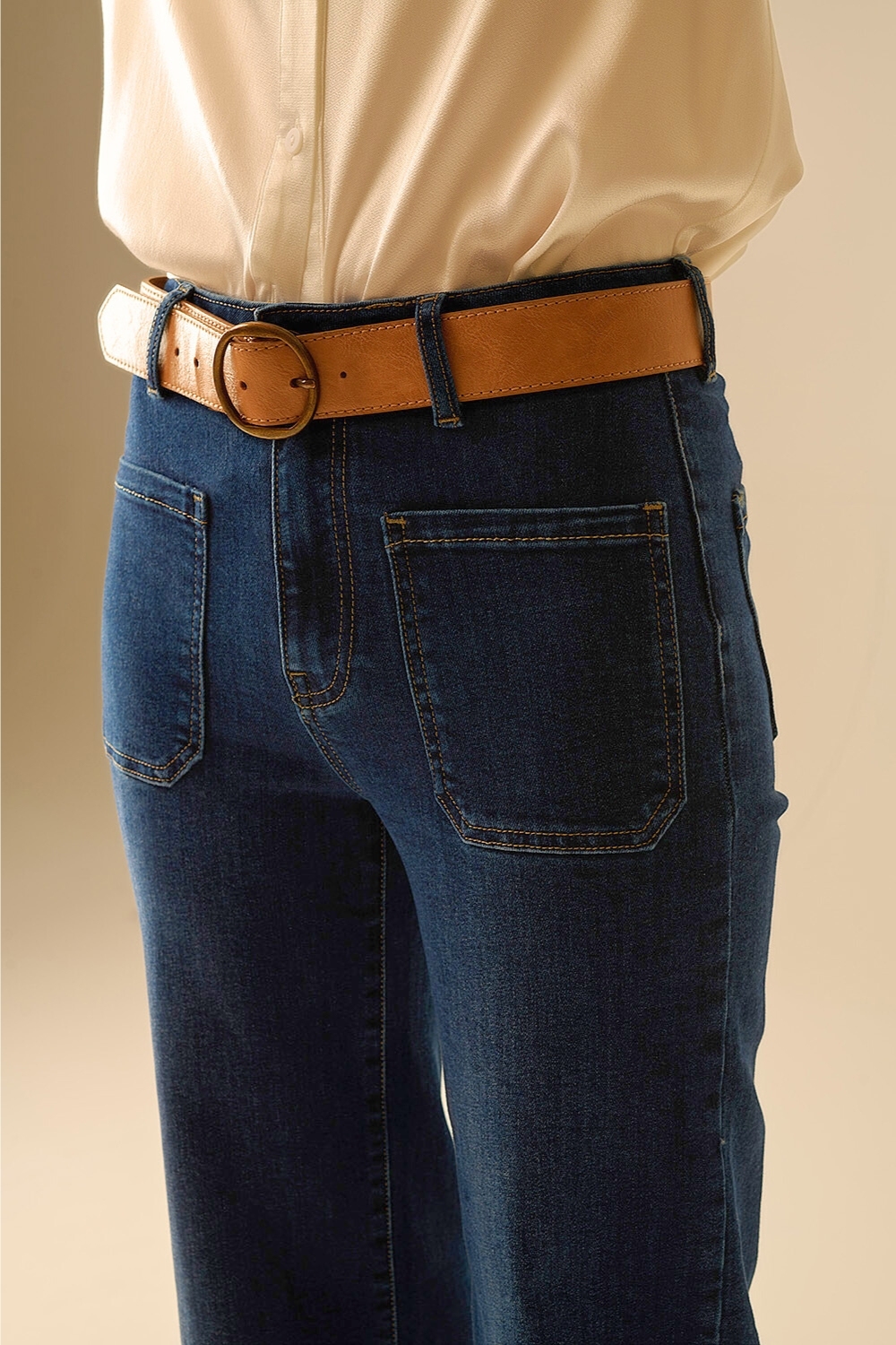 Jeans de lavado oscuro con pierna ancha y bolsillos Jeans de lavado oscuro con pierna ancha y bolsillos
